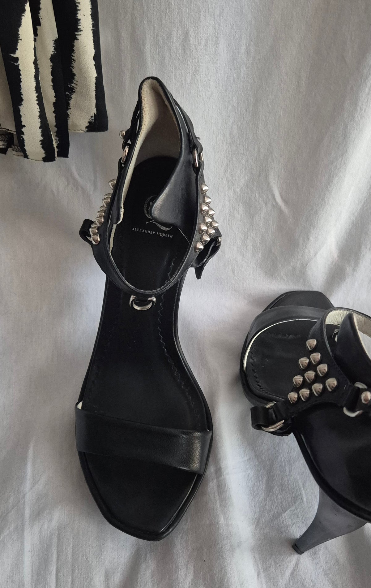 ALEXANDER MCQUEEN kožne sandale sa zakovicama i posebnom petom, 38