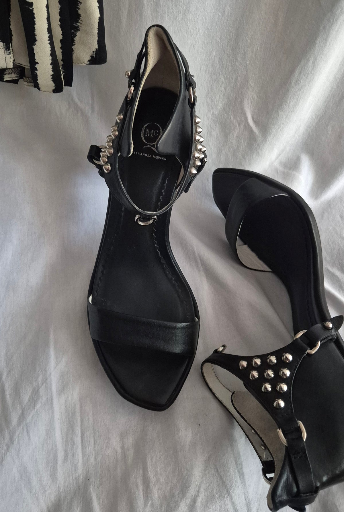 ALEXANDER MCQUEEN kožne sandale sa zakovicama i posebnom petom, 38