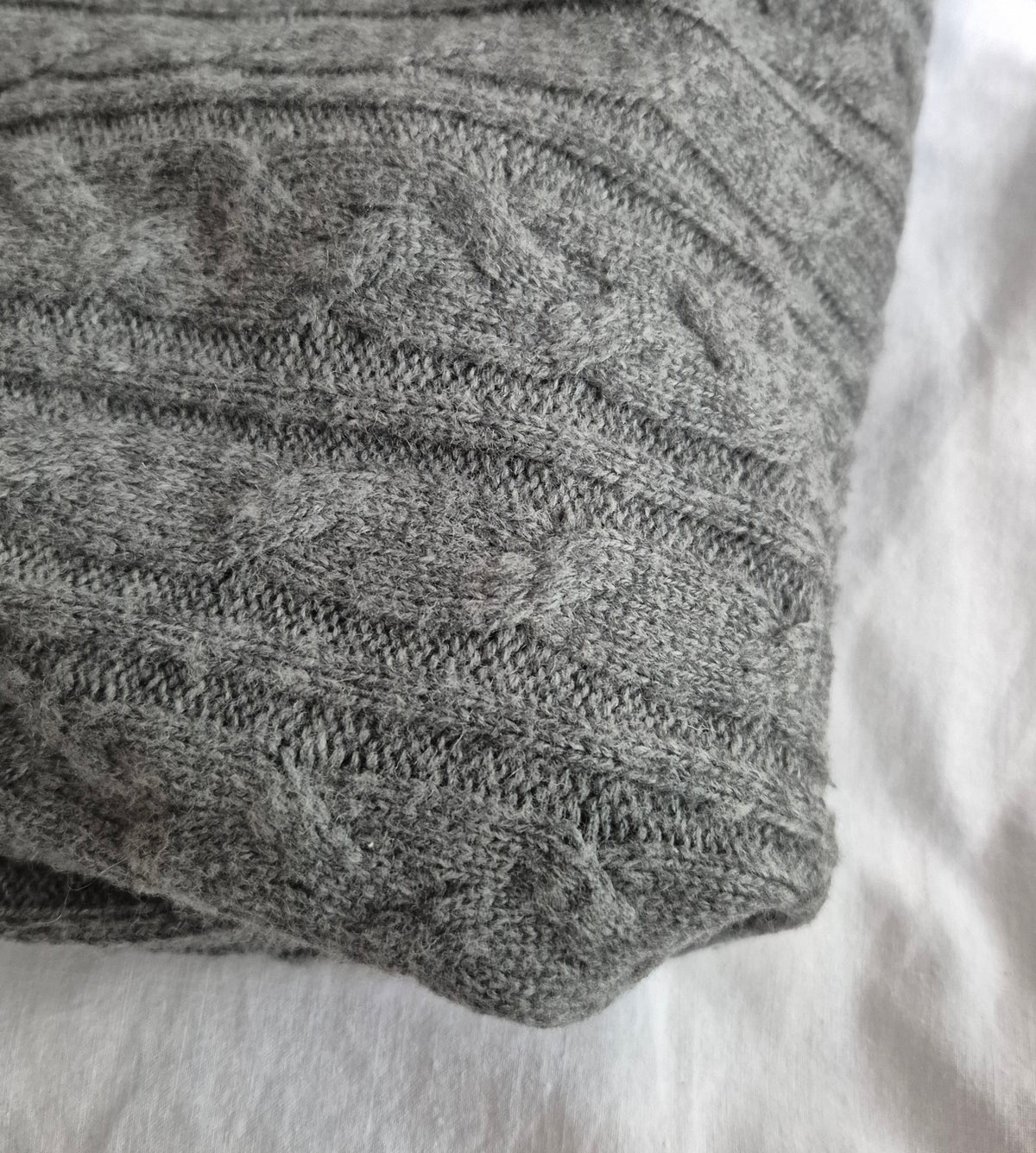 sivi cable knit pulover, mješavina vune