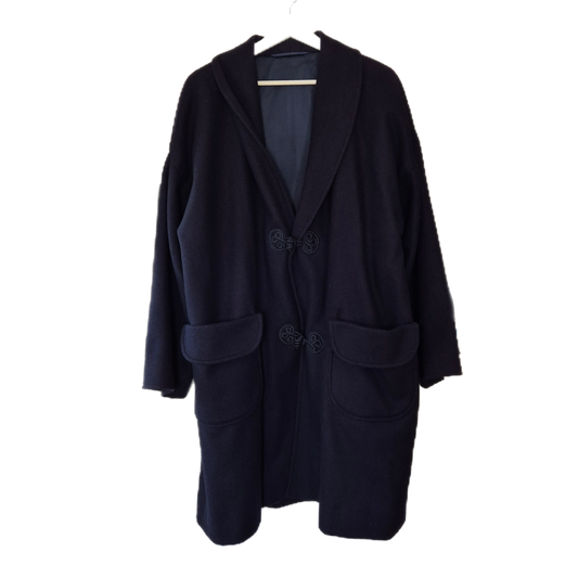 dugi tamnoplavi kaput s posebnim kopčanjem, vuna