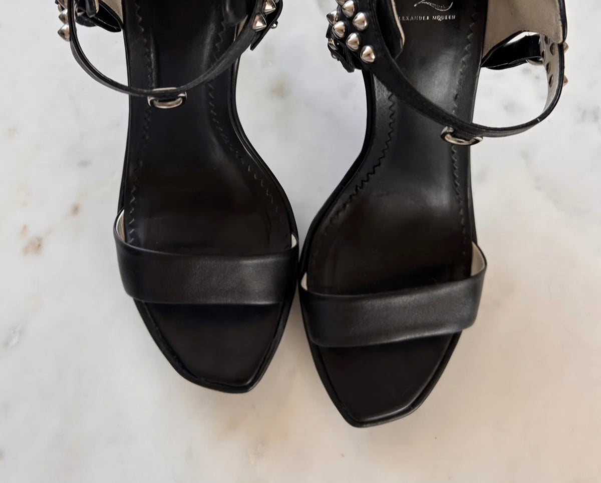 ALEXANDER MCQUEEN kožne sandale sa zakovicama i posebnom petom, 38